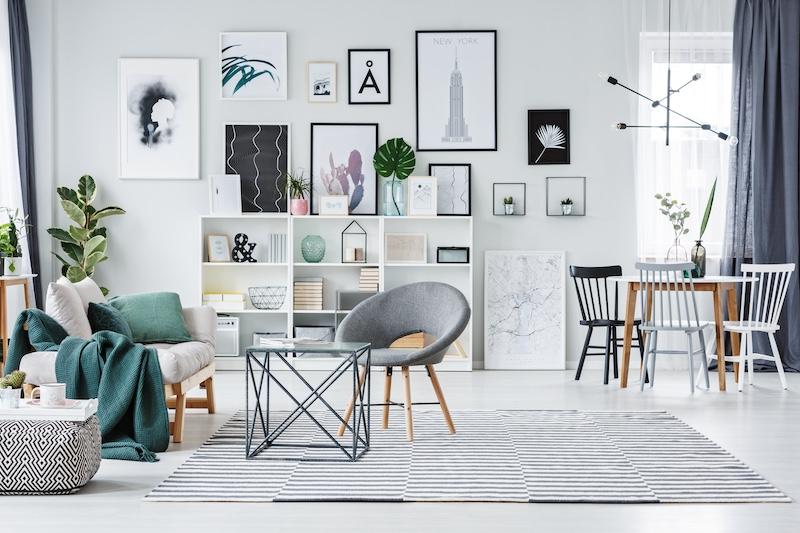 Spacious living room with gallery